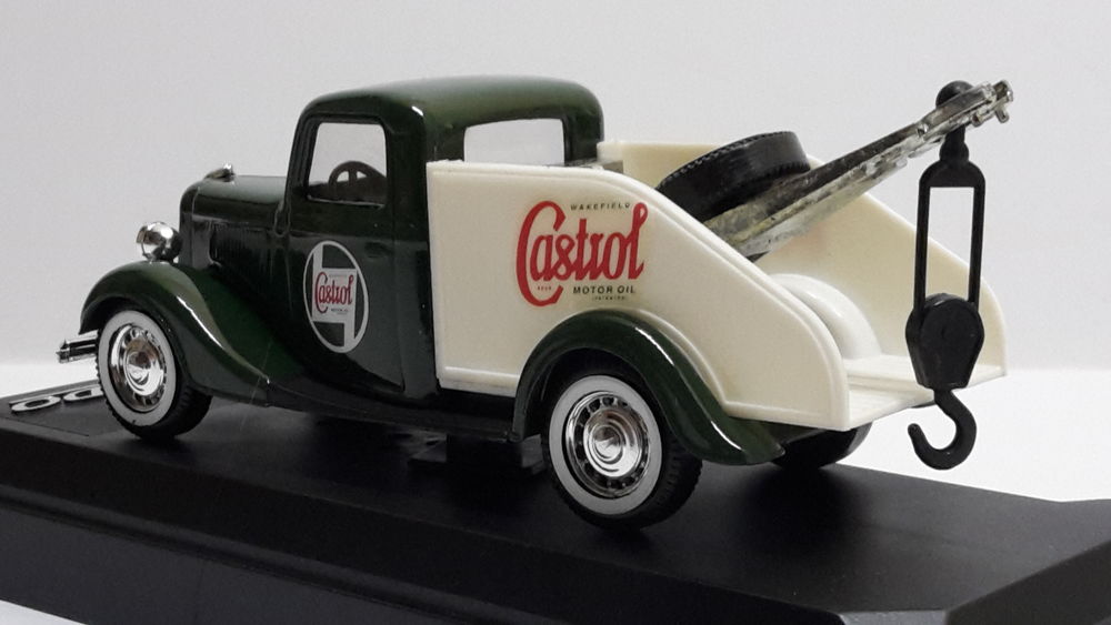 Ford V8 d&eacute;panneuse Castrol 1936 