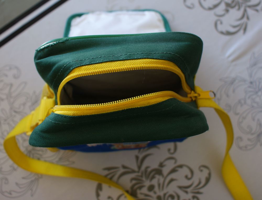 Sac bandouli&egrave;re isotherme repas &amp; go&ucirc;ter ''Winnie l'ourson'' Puériculture