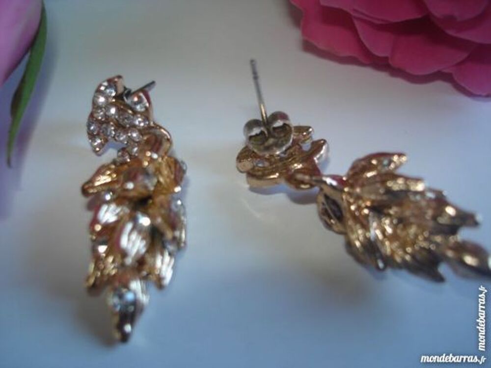 BOUCLES D'OREILLES CHANEL PENDENTES. Bijoux et montres
