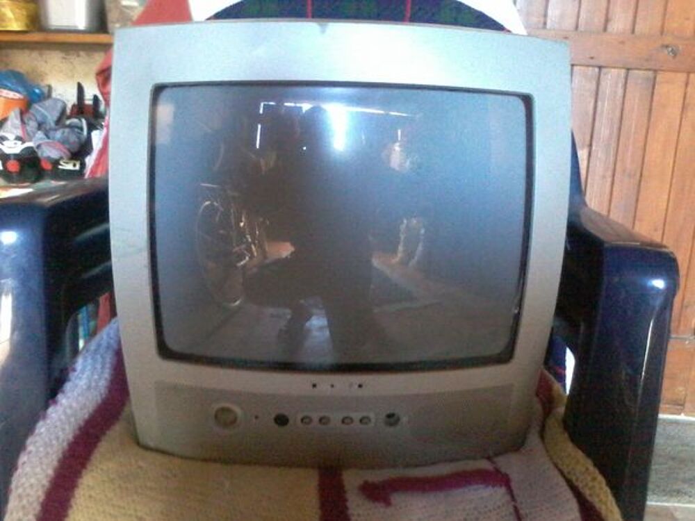 T&eacute;l&eacute; 12 w et 220 avec ampli pour camping Photos/Video/TV