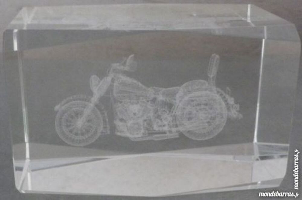 HARLEY DAVIDSON GRAVEE DANS BLOC DE RESINE 