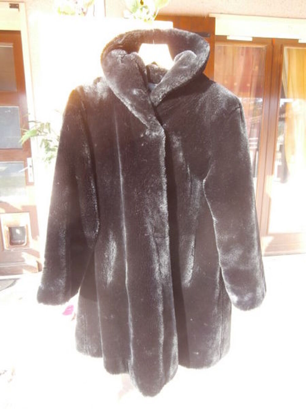 MANTEAU NOIR EN FAUSSE FOURRURE Vêtements