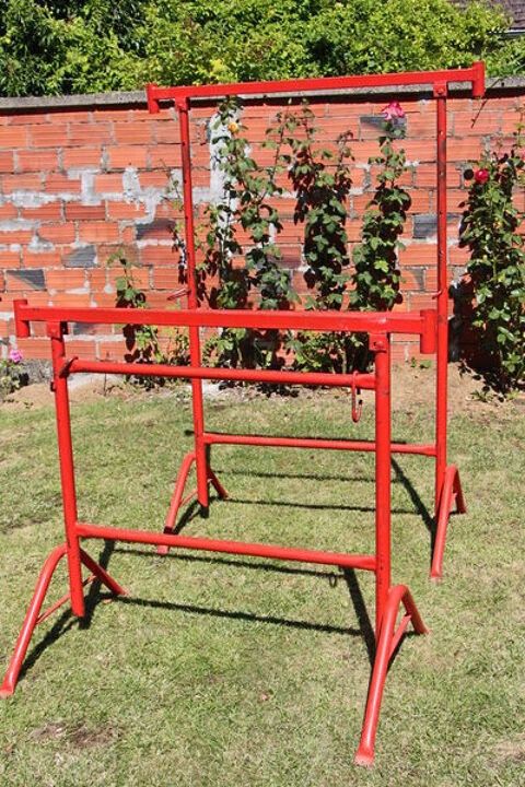 Paire d'taux de maon en acier rouge rglable 100 Le Petit Clamart (92)