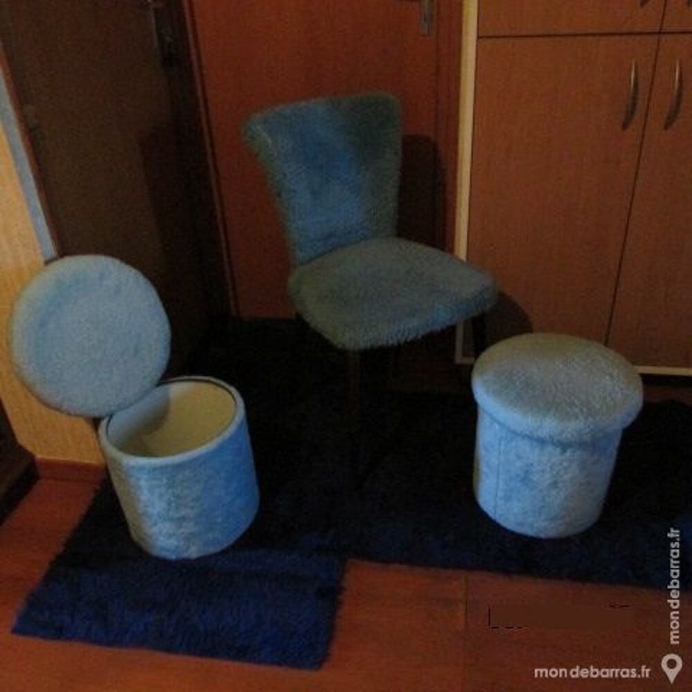 Chaise , 2 poufs et 2 tapis moumoute Meubles
