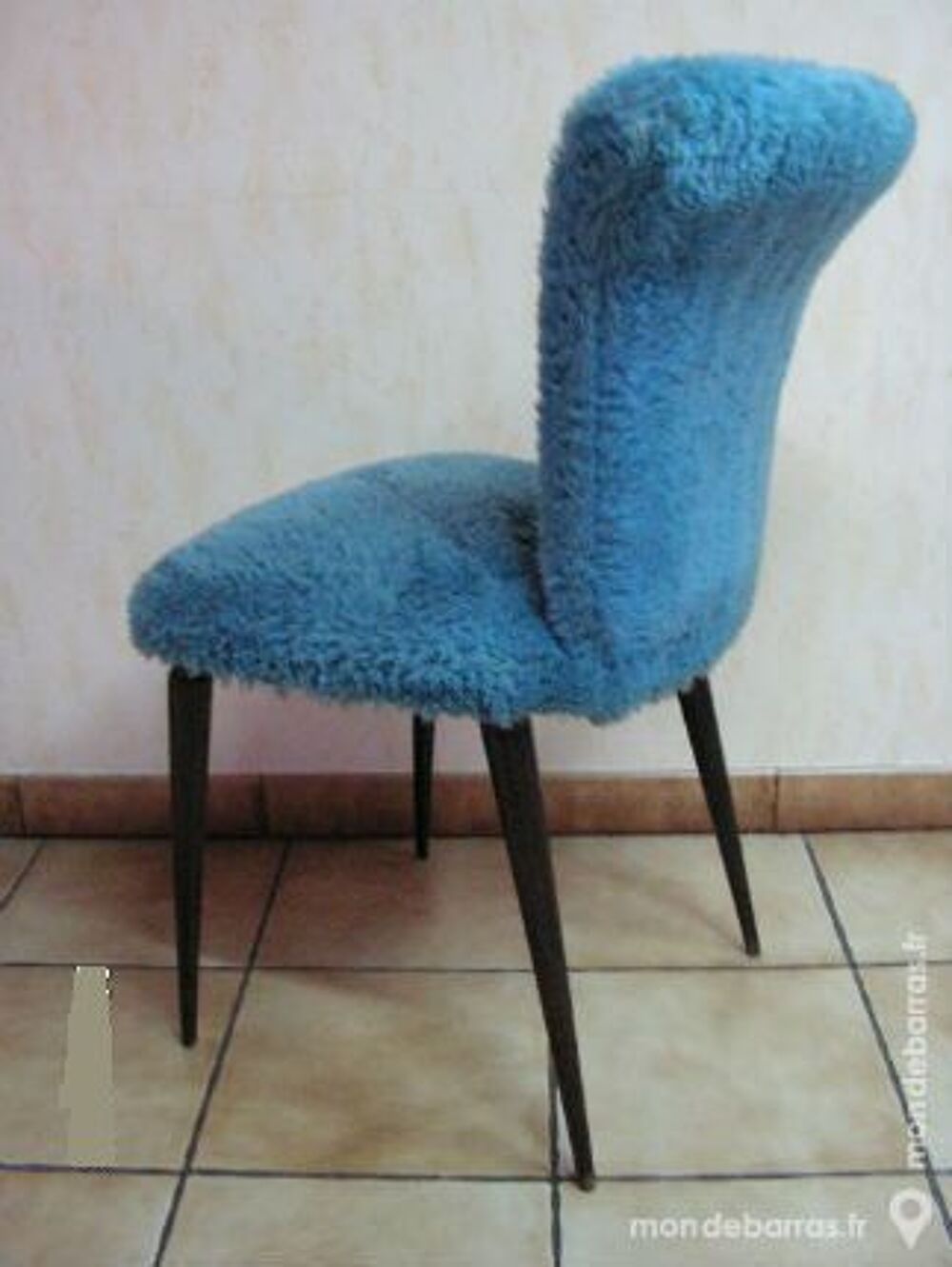Chaise , 2 poufs et 2 tapis moumoute Meubles