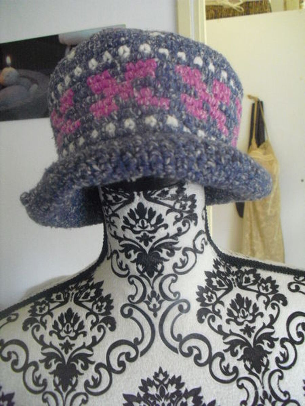 chapeau color&eacute; a motifs en laine
Vtements