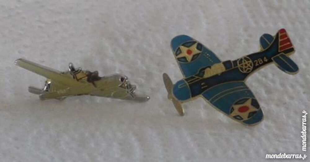 LOT DE 2 PINS AVION 