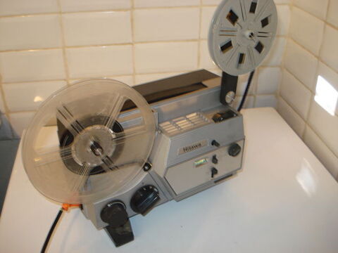 Projecteur HITAWA Bi-film. 8 et super 8 mm. 70 Fontenay-le-Fleury (78)