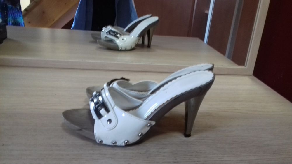 Chaussures d'&eacute;t&eacute;, sabots blancs. Chaussures