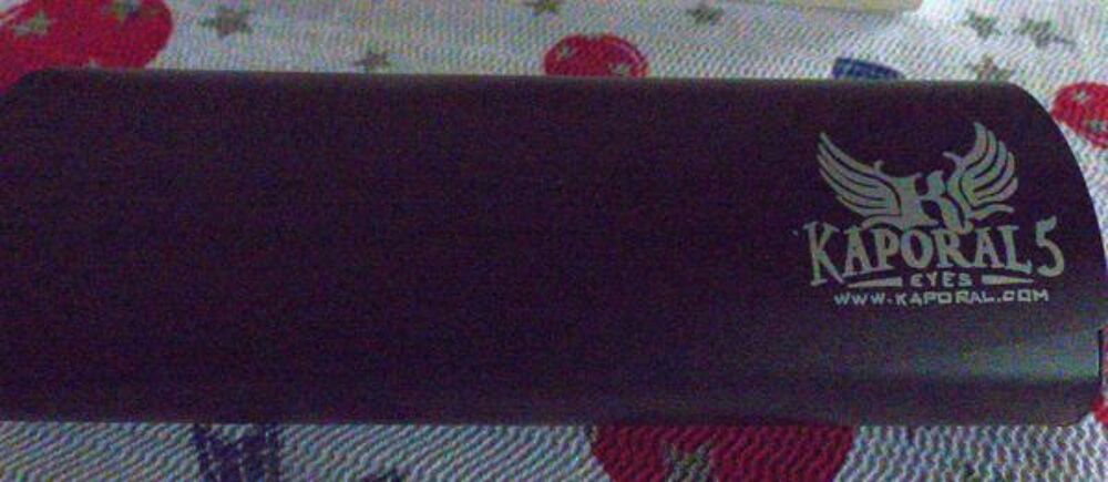 Etui a lunette en alu noir tres bon etat marque Kaporal Maroquinerie