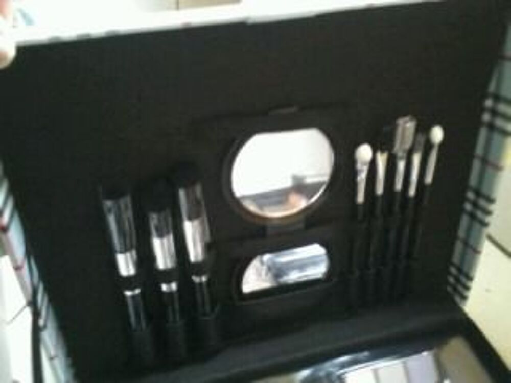 COFFRET DE MAQUILLAGE Bijoux et montres