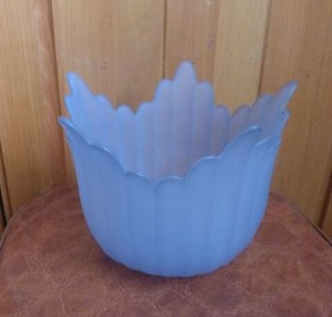 VASE BLEU VERRE OPAQUE forme de fleur 10 Doussard (74)