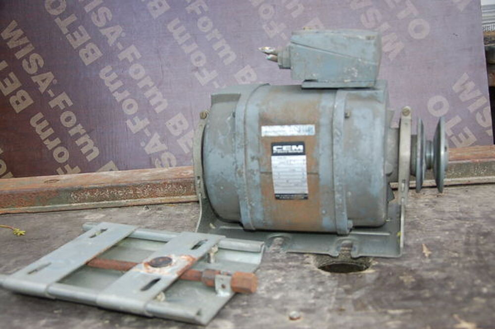 Moteur triphas&eacute; CEM Bricolage