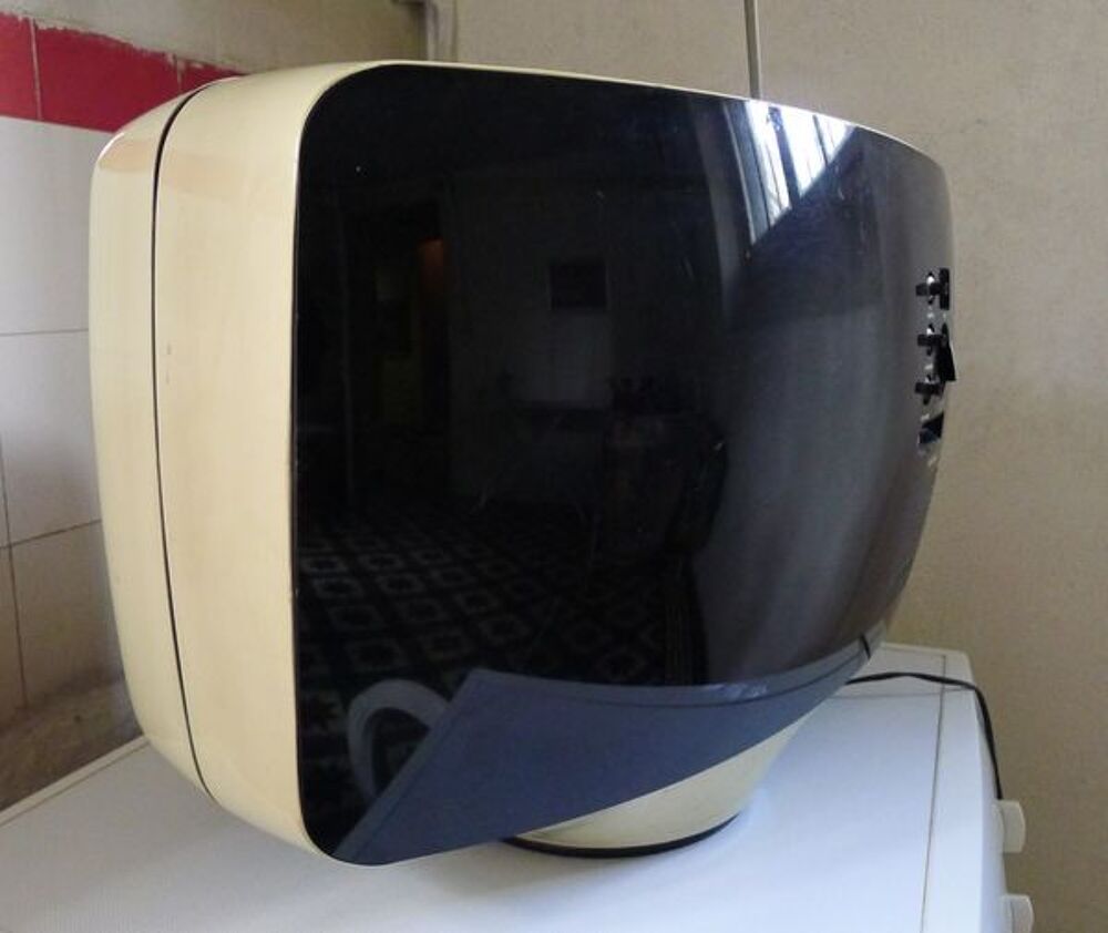 t&eacute;l&eacute;viseur TELEAVIA N.&amp; B - mod&egrave;le PORTAVIA 111 - 
Photos/Video/TV