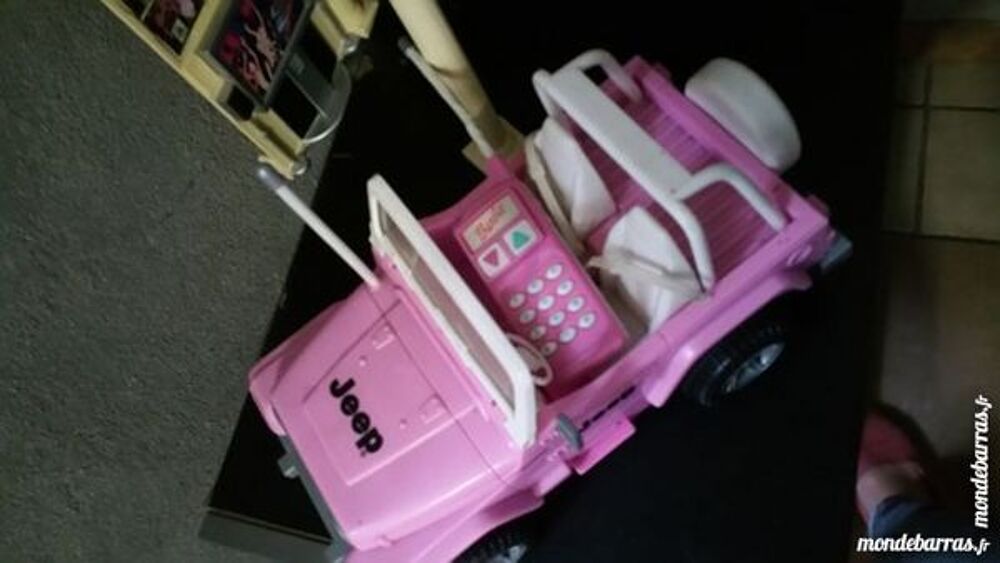 Voiture barbie t&eacute;l&eacute;command&eacute; Jeux / jouets