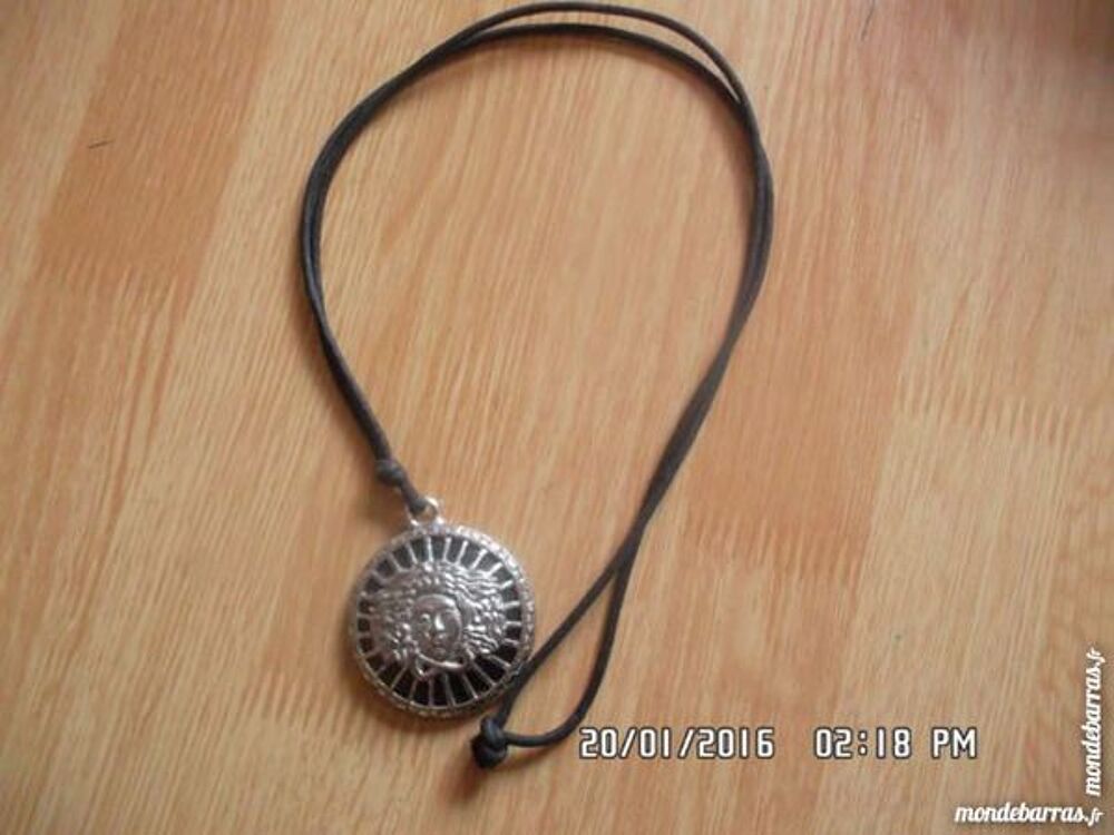 collier m&eacute;daillon*juste 3e*kiki60230 Bijoux et montres