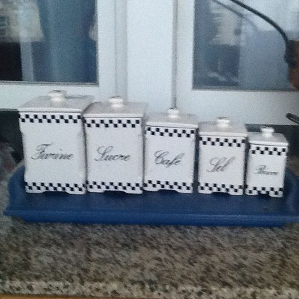 S&eacute;rie de Casserole en cuivre et pots a &eacute;pices et m&eacute;dailles Décoration