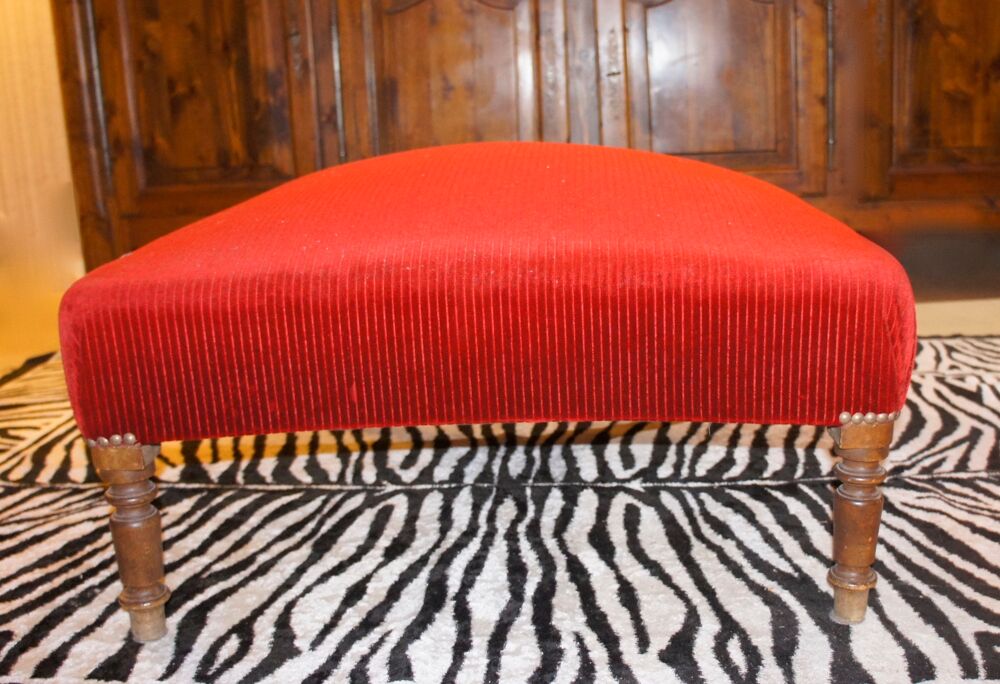 Un repose pied rouge Meubles