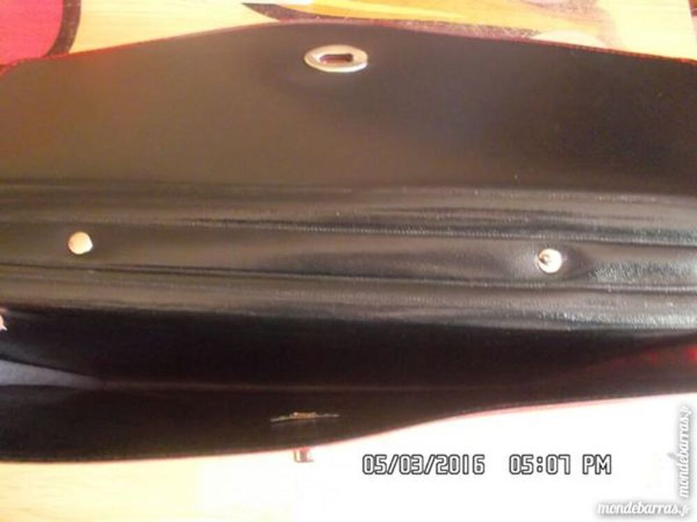 POCHETTE ROUGE PORTE-DOCUMENTS Bijoux et montres