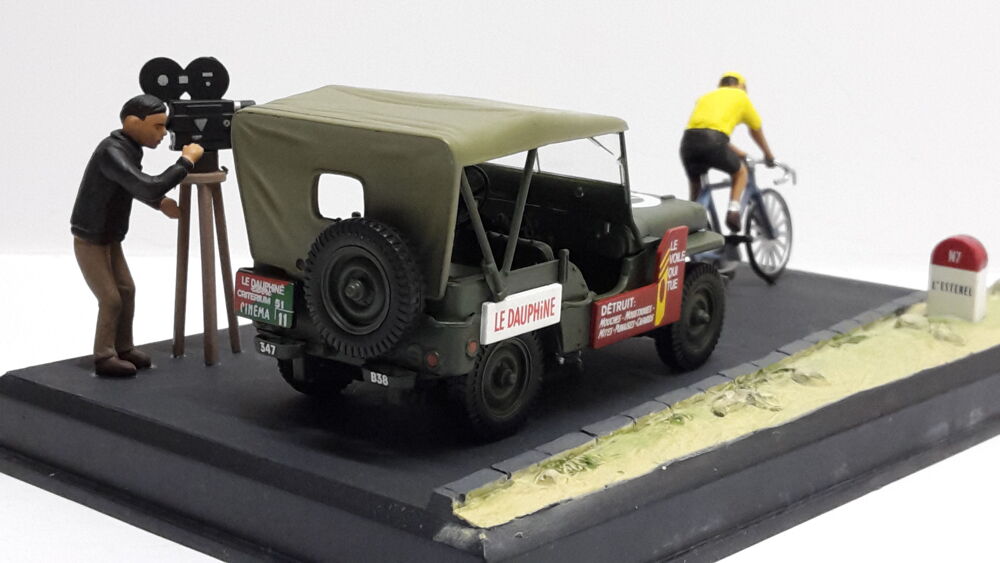 Jeep Willys + cycliste + cameraman 