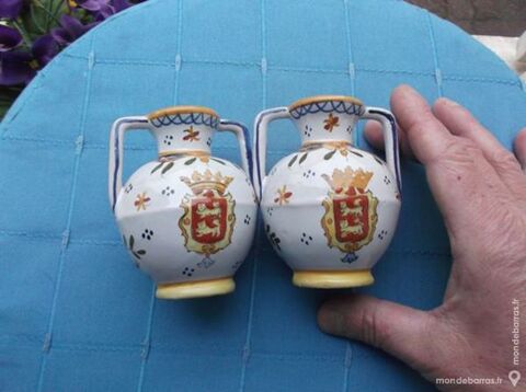 Faience de Desvres une paire de 2 vases  anses. 50 Montargis (45)
