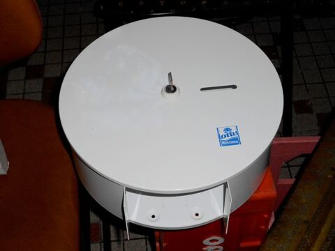 distributeur de papier toilette WC m�tal de marque 35 Monflanquin (47)