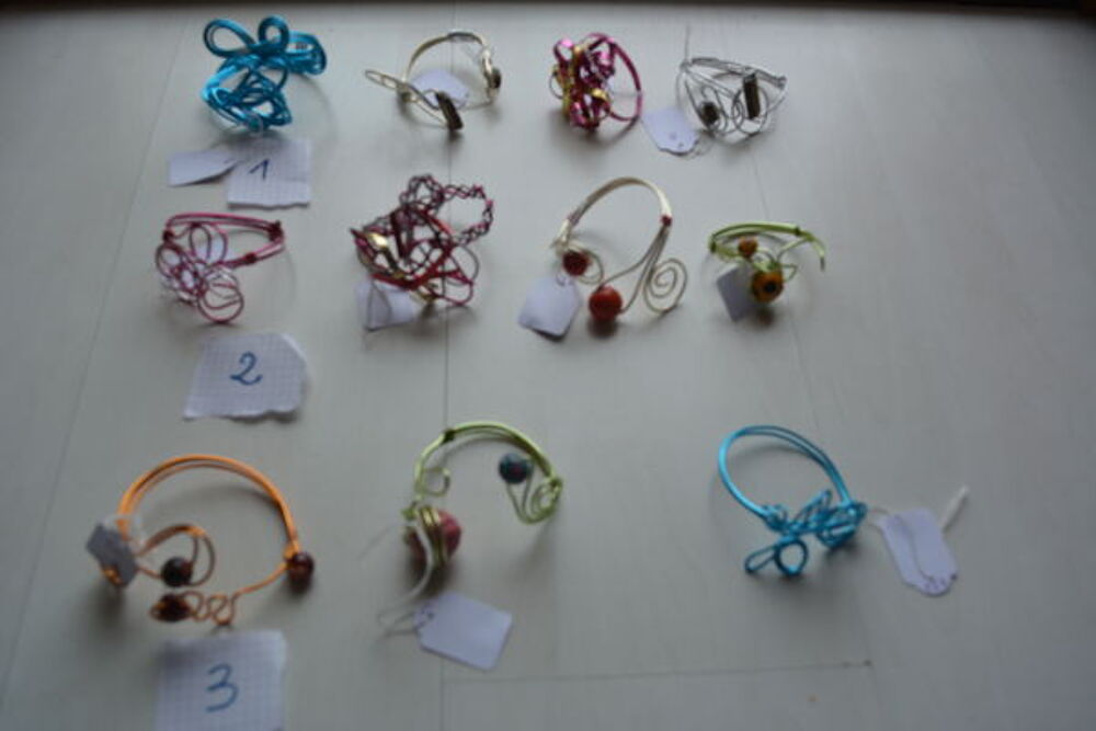 Divers Colliers et bracelets Bijoux et montres