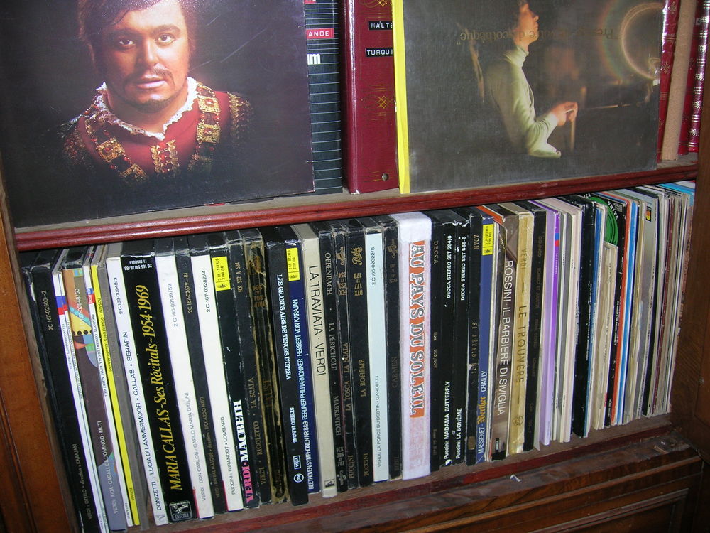 nombreux disques vinyls CD et vinyles