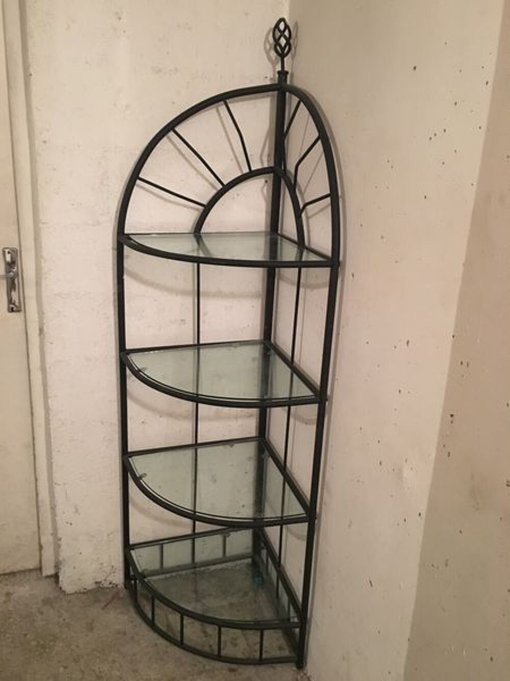 Tr&egrave;s belle &eacute;tag&egrave;re de coin Meubles