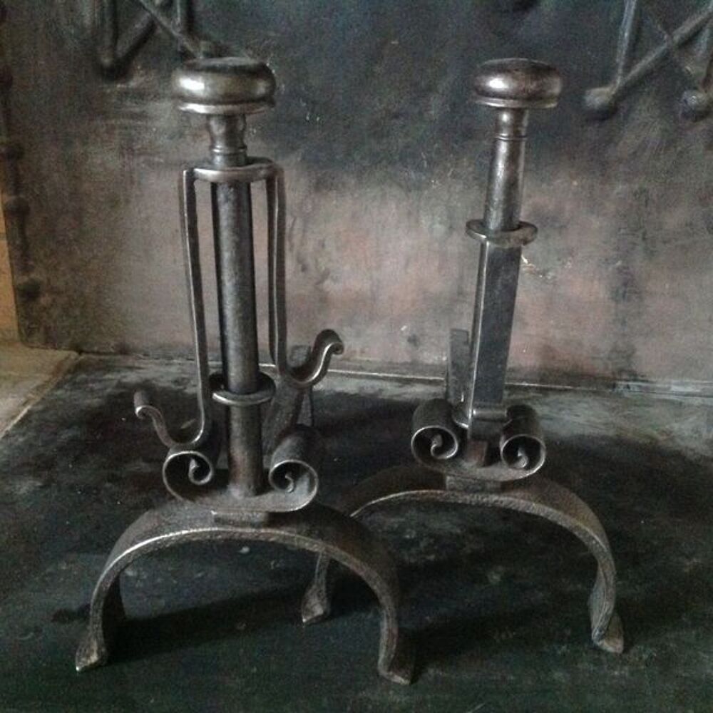 Paire de chenets porte-broche en fer forg&eacute; Décoration