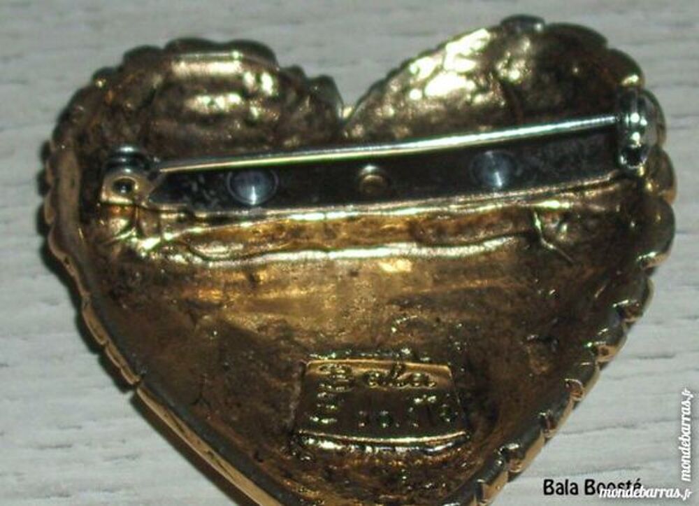 Broche fantaisie en forme de coeur Bijoux et montres