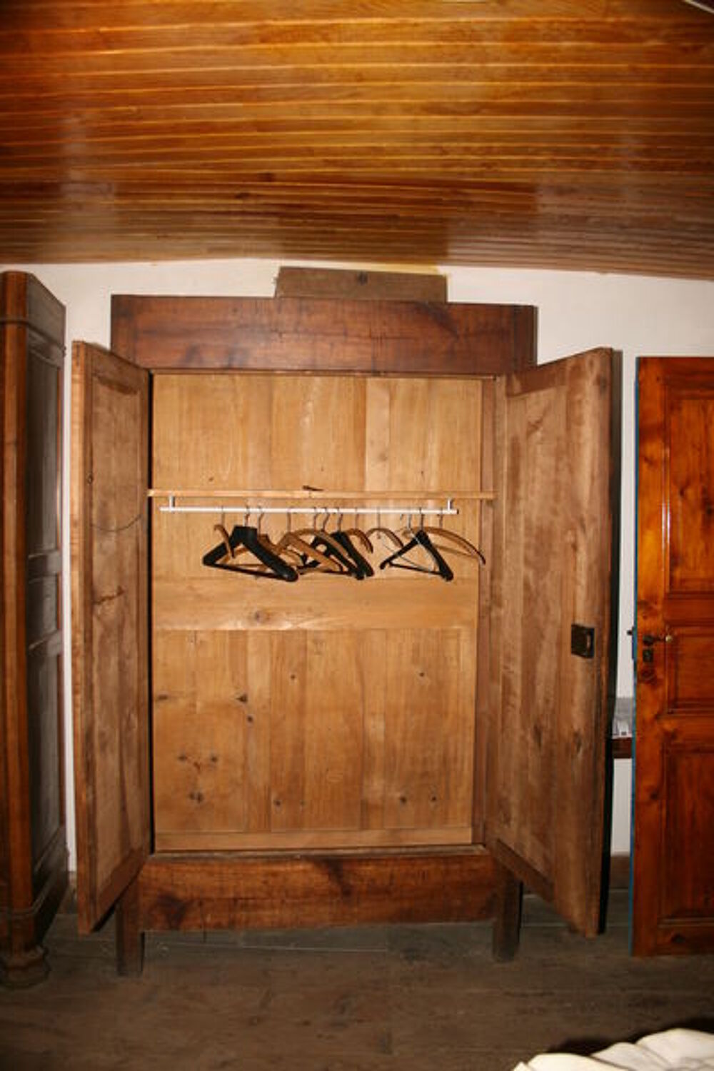 Armoire ancienne Noyer massif Meubles