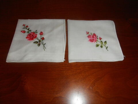 2 Mouchoirs brodés motifs roses (79) 5 Tours (37)