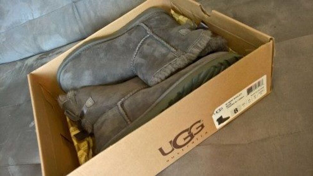UGGS Grises Neuves taille 39 Chaussures