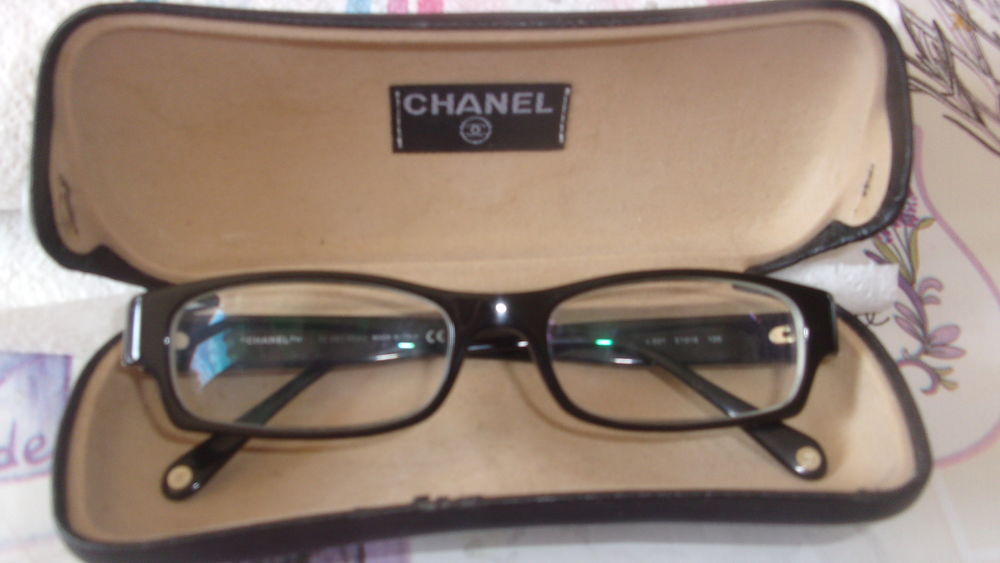 LUNETTES DE VUE CHANEL NOIRE. Bijoux et montres