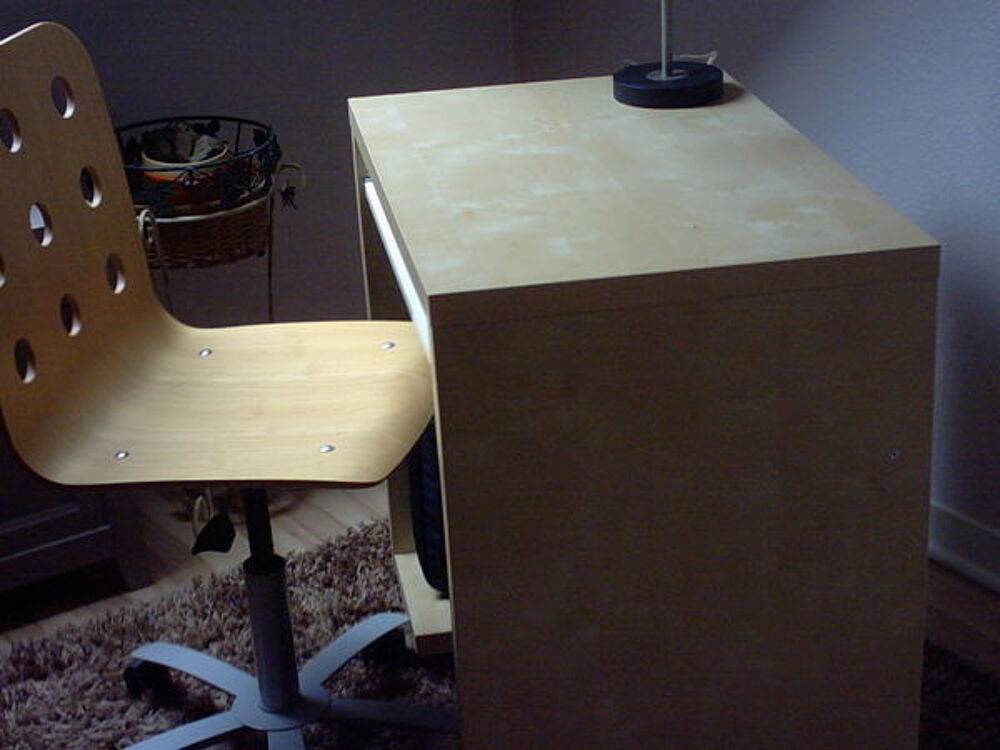 BUREAU INFORMATIQUE + CHAISE DE BUREAU + LAMPE Meubles