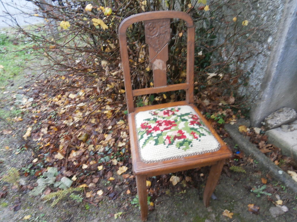 LOT DE 4 CHAISES ANCIENNES Meubles