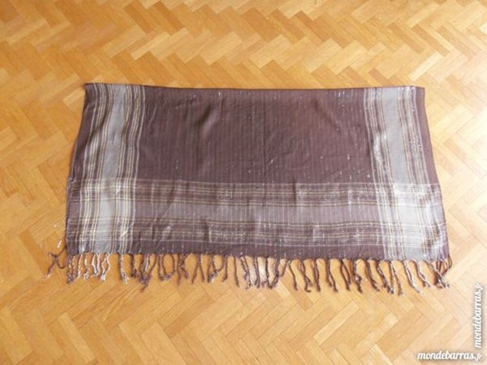 K&eacute;fi&eacute; marron et vert fils argent&eacute;s Bijoux et montres