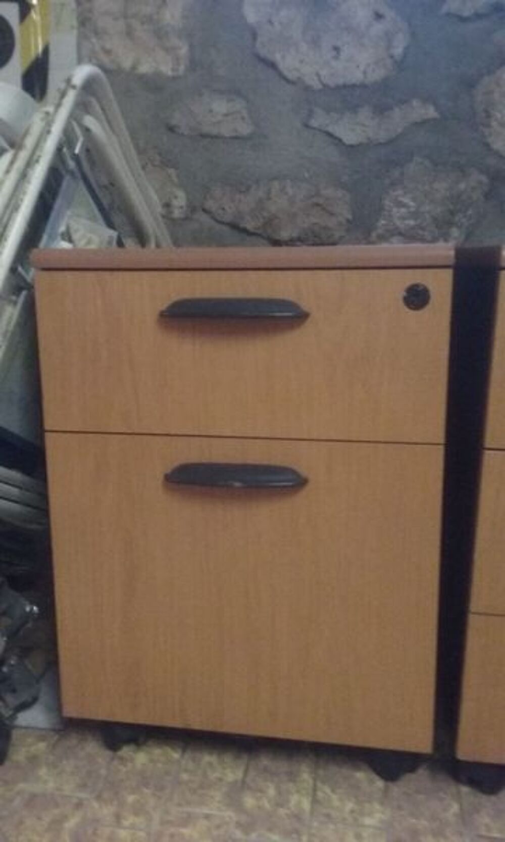 vends caissons de bureau fermant a cl&eacute; Meubles
