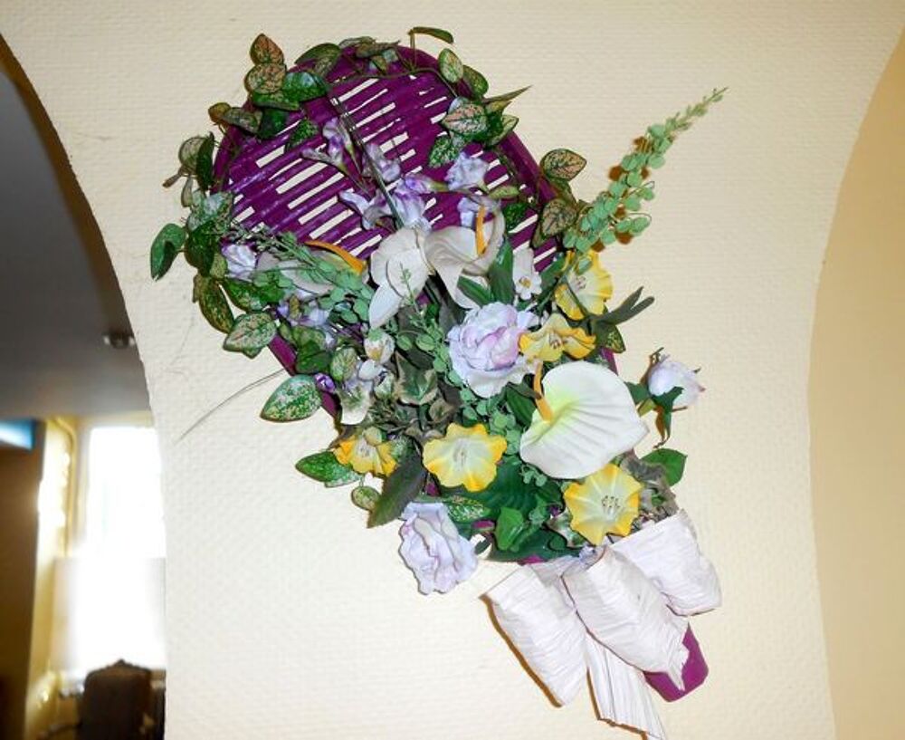 Claie violette avec composition de fleurs Décoration