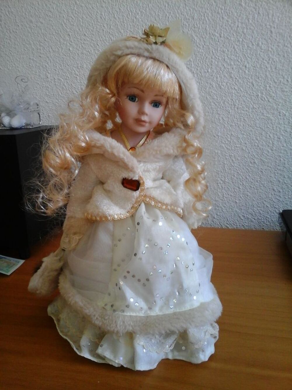 Poup&eacute;e en porcelaine collector 