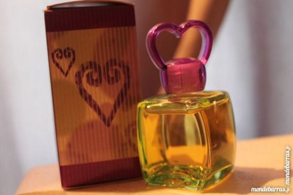 FLACONS FORME COEURS REMPLIS AVEC LES PARFUMS AVON 
