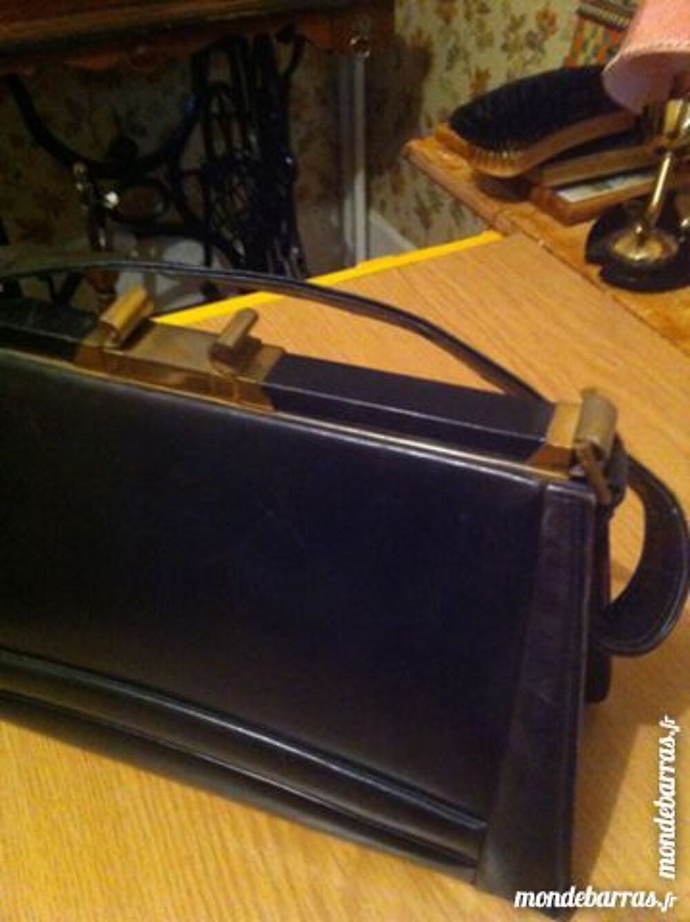 tr&egrave;s ancien sac &agrave; main noir en cuir Bijoux et montres