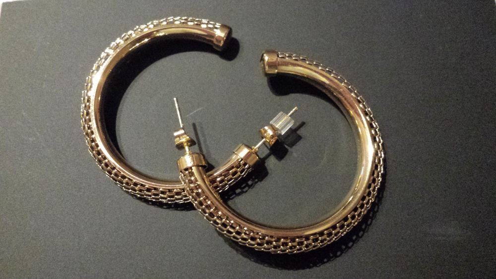 (n&deg;8) Boucles d'oreilles cr&eacute;oles ZABOK (louka)
Bijoux et montres