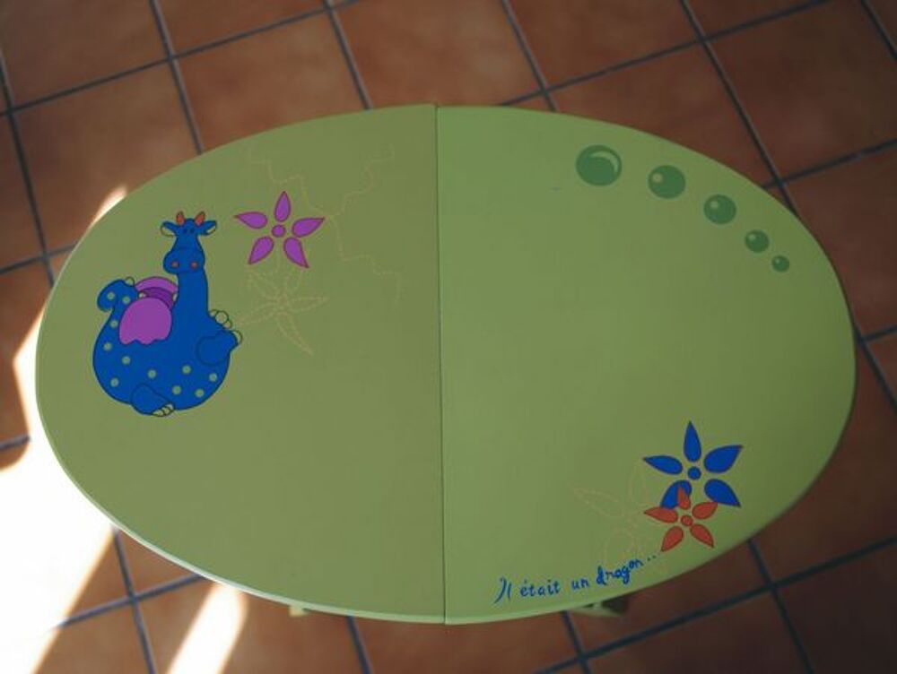 Petite table enfant en bois d&eacute;co Dragon. Mobilier enfants