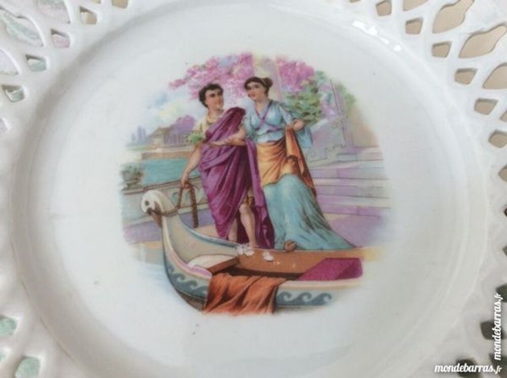 Assiettes dessert dentelle porcelaine d&eacute;cor centr&eacute; 
