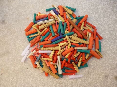 500 chevilles plastiques 15 Cagnes-sur-Mer (06)