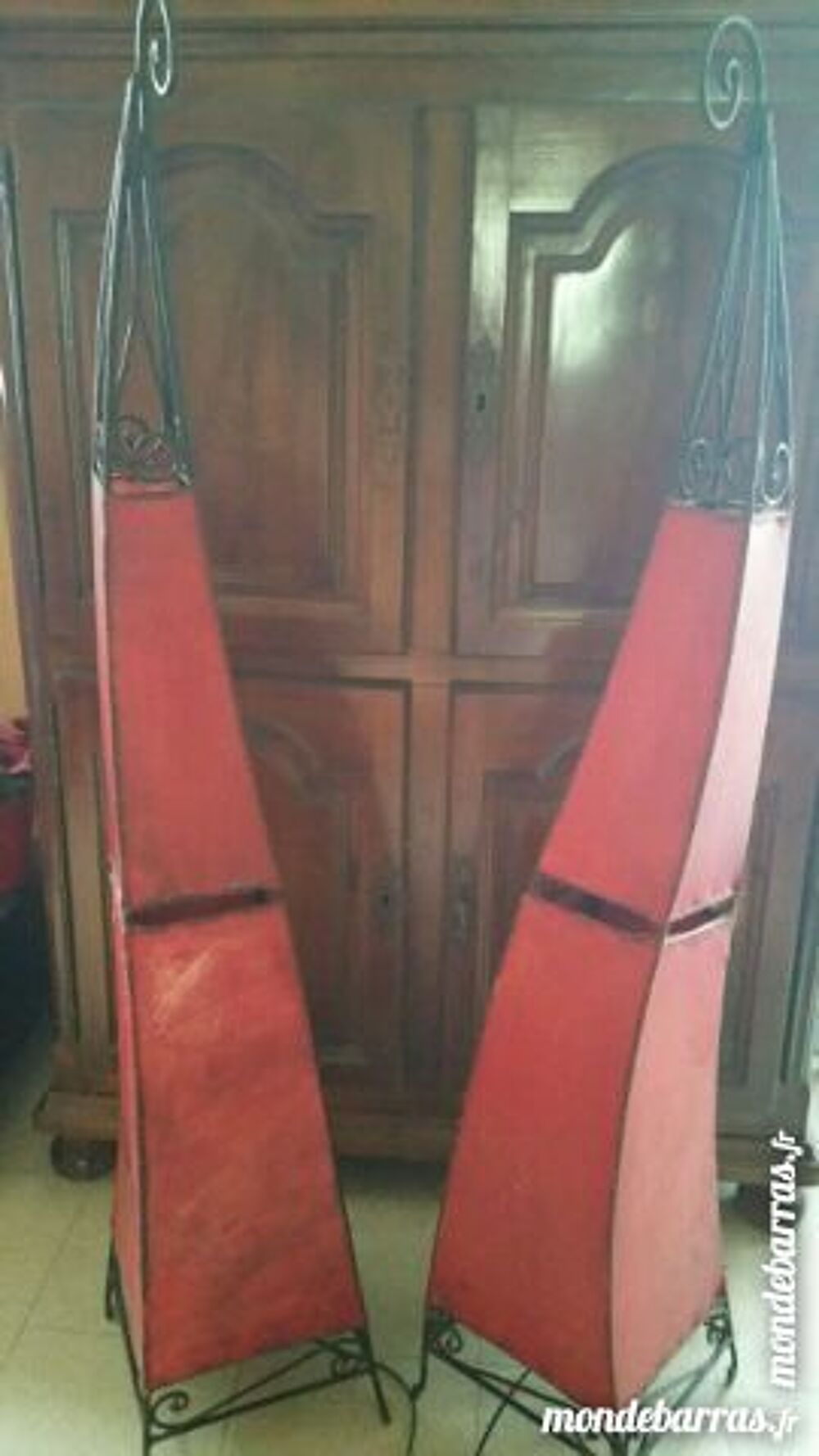 lampes en cuir rouge et fer forg&eacute; Décoration