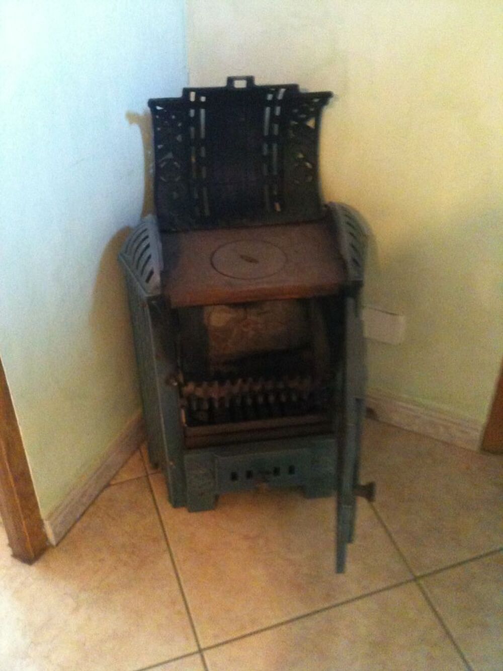 Un po&ecirc;le &agrave; bois en &eacute;mail Décoration