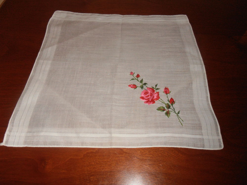 2 Mouchoirs brod&eacute;s motifs roses (79) Vêtements